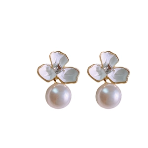 Eleganti orecchini a fiore in smalto bianco con pendenti di perle e accenti di cristallo