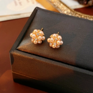 Vue macro de boucles d'oreilles en argent avec des perles et des strass étincelants