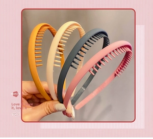 Detail showing non-slip matte hairbands in multiple colors with dense teeth combs