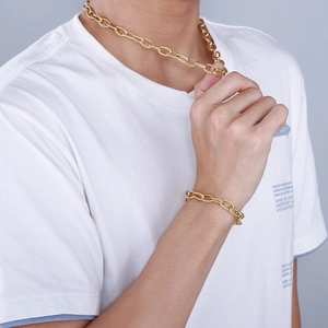 Close-up of a 9mm gold twisted cable chain necklace and bracelet set on male model