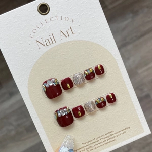Elegante tief burgunderrote Kunstnägel für Zehen mit Perlen und silbernem Glitzer-Finish