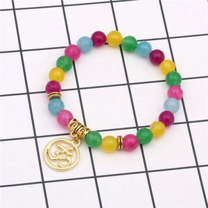 Dettaglio del bracciale yoga in perle occhio di tigre colorate con ciondolo Om