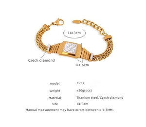 Détail d'un bracelet en acier titane doré orné d'un pendentif rectangulaire serti