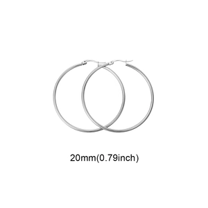 Vista macro che mostra la misura di 20mm di diametro degli orecchini a cerchio in acciaio