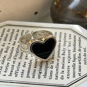 Macro shot of S925 sterling silver ring with black agate heart and hammered texture