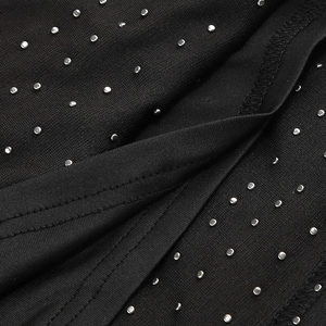 Détail macro du tissu noir avec des clous argentés et des coutures de haute précision