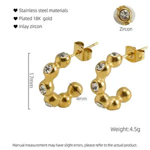 Détail des boucles d'oreilles créoles C en acier plaqué or 18K avec zircon et dimensions