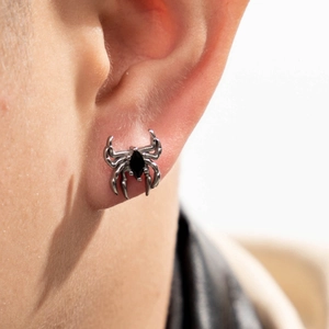 Boucles d'oreilles punk araignée en argent avec pierre noire sur l'oreille d'un modèle