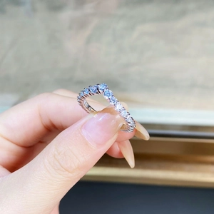 Bague ruban en argent s925 en forme de V sertie de zircons portée sur la main