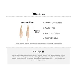 Dettagli tecnici degli orecchini con nappe in zircone, peso 7,9g e lunghezza di ben 7,1cm