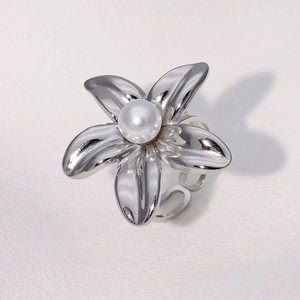Dettaglio dell'anello a fiore argento con perla e fascia regolabile in acciaio inox