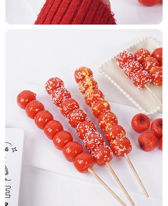 Detalle de brochetas de fruta confitada artificial realista con glaseado y sésamo