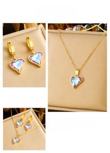 Détails d'un ensemble collier et boucles d'oreilles cœur aux cristaux violets