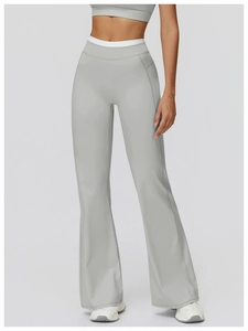 Détail du pantalon de yoga évasé à taille haute avec ceinture contrastée