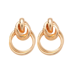 Boucles d'oreilles rondes nouées en or avec un design métallique multi-boucles sur fond blanc