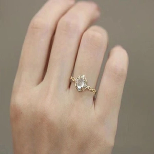 Luxe gouden ring met maansteen opaal en een verfijnde vintage gevlochten structuur
