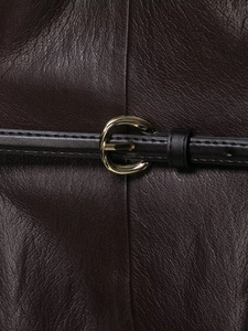 Détail de la texture en cuir marron avec une boucle en métal doré de haute qualité