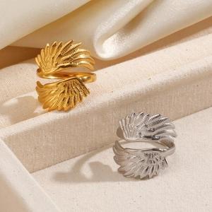 Verstellbare Engelsflügel-Ringe in Gold und Silber mit detaillierten Federstrukturen