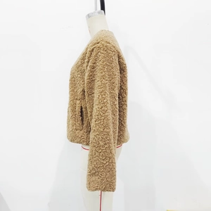 Dettaglio della giacca in pile sherpa cammello con tasca laterale e texture soffice