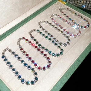 Gros plan de bracelets en zircon colorés étincelants sur un présentoir en velours