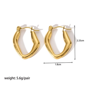 Dettaglio degli orecchini geometrici in acciaio placcato oro 18K con misure e peso