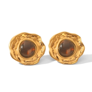 Nahaufnahme von Vintage-Bernstein-Ohrsteckern mit unregelmäßiger goldener Hammerschlag-Textur