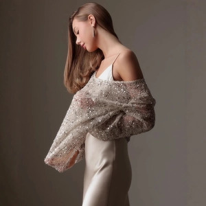 Elegantes, loses Damen-Oberteil mit Pailletten und Hohlsaum über einem Seidenkleid