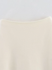 Vista macro de la textura de punto blanco crema con costuras precisas en la prenda de vestir