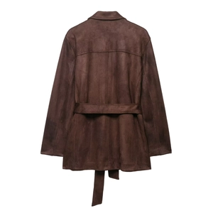 Veste marron en daim pour femme avec ceinture élégante vue de l'arrière de la silhouette