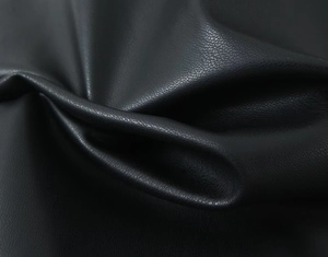 Primer plano de cuero PU negro que muestra la suave textura de lichi y el grosor premium