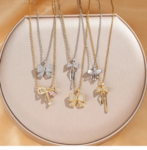 Détails de pendentifs nœuds sertis de zircones sur colliers en or et en argent