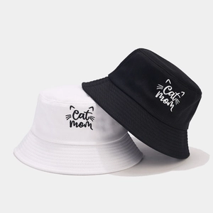 Détail de la broderie Cat Mom sur les chapeaux bobs en coton noir et blanc