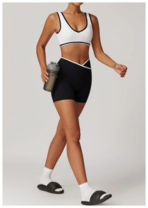 Détail du short de fitness à taille haute avec bordure en V et soutien-gorge de sport