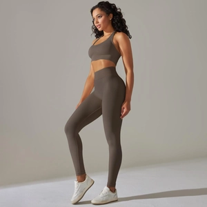 Détail de l'ensemble de yoga sans couture taupe avec leggings taille haute et brassière