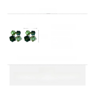 Dettaglio degli orecchini in cristallo verde che mostra dimensioni di 2,3x2,1 cm e peso 10,9 g