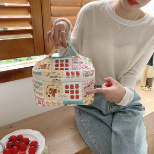 Trousse de toilette matelassée en coton aux motifs mignons dans un cadre chaleureux