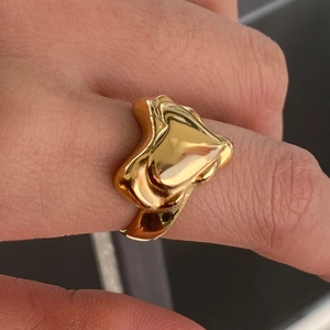 Lava heart gold ring in stainless steel with liquid metal texture on female finger