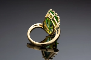 Dettaglio ravvicinato di un anello in smeraldo verde taglio marquise con pavé di diamanti
