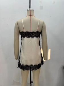 Détail de la nuisette en satin avec dentelle noire et fines bretelles