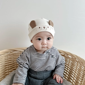 Ensemble bébé avec haut rayé et bonnet beige à oreilles d'ours 3D en coton doux