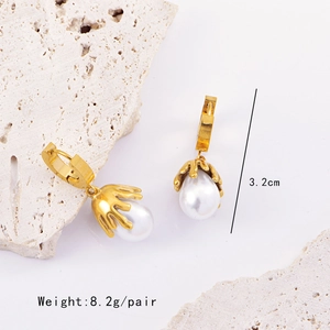 Detailed view of 3.2cm pearl earrings with gold clasp and 8.2g pair weight display
