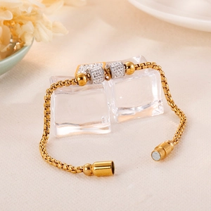 Bracelet en acier titane doré avec sphères en cristal et fermoir magnétique sur glace