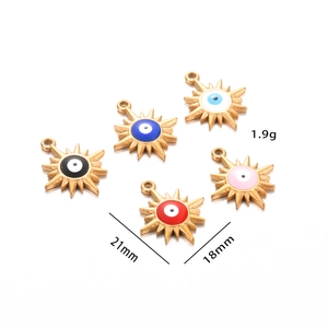 Detail von 21x18mm Evil Eye Sonnenanhängern in fünf Farben mit Gold-Finish