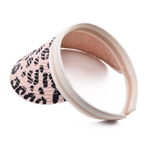 Detalle de visera de paja rosa con borde de leopardo y banda elástica flexible