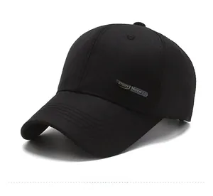 Détail latéral de la casquette noire en coton avec logo SPORT en métal et couture fine