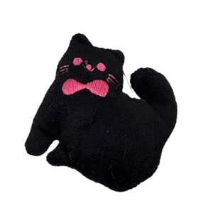 Cute black fabric cat plush keychain with pink embroidery and bow for bags