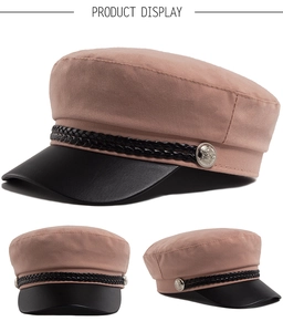 Dettaglio cappello in tela lavanda con visiera in pelle PU nera e cordoncino intrecciato