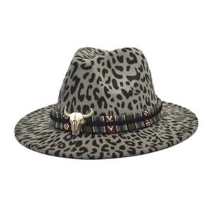 Chapeau Fedora En Feutre À Bord Large Imprimé Léopard Avec Bande Tissée Ethnique Et Détail De Crâne De Taureau En Métal