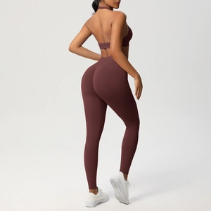 Dettaglio del reggiseno sportivo e leggings push-up in maglia rosso cioccolato