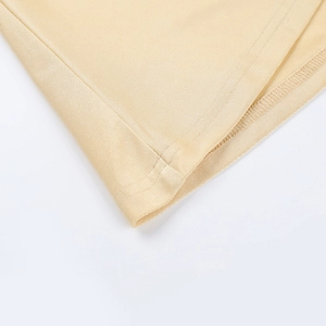 Détail d'une robe beige avec tissage sergé serré et coutures d'ourlet professionnelles